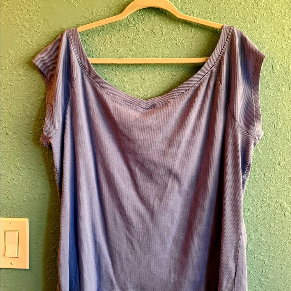 Banana Republic light blue ribbed t-shirt. Excellent condition. 24.5” length